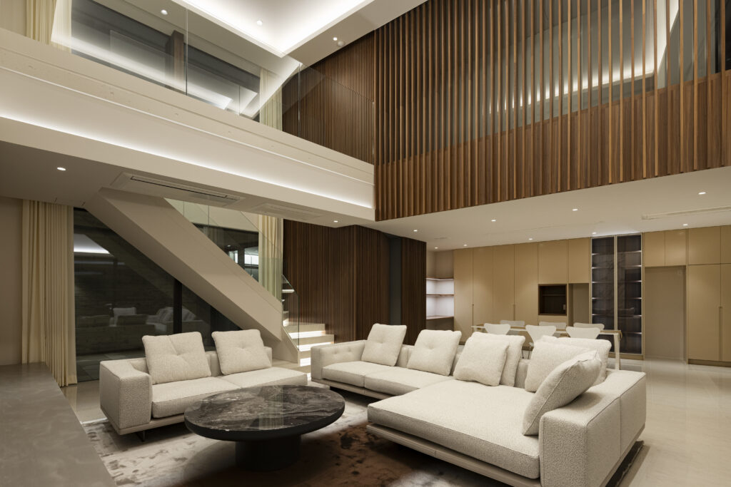 大きな吹き抜けを内容するリビング